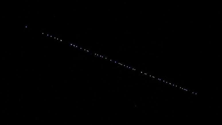 Satélites da Starlink geralmente são facilmente vistos a olho nu no céu à noite