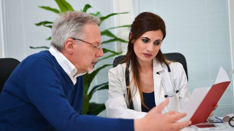 A andropausa requer acompanhamento médico regular / Foto: Shutterstock