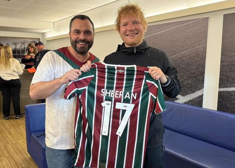 Ed Sheeran recebe camisa do Fluminense das mãos do presidente Mario Bittencourt