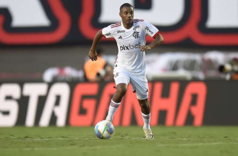 Marcelo Cortes/CRF - Legenda: De la Cruz deve ser titular do Flamengo contra o Peñarol