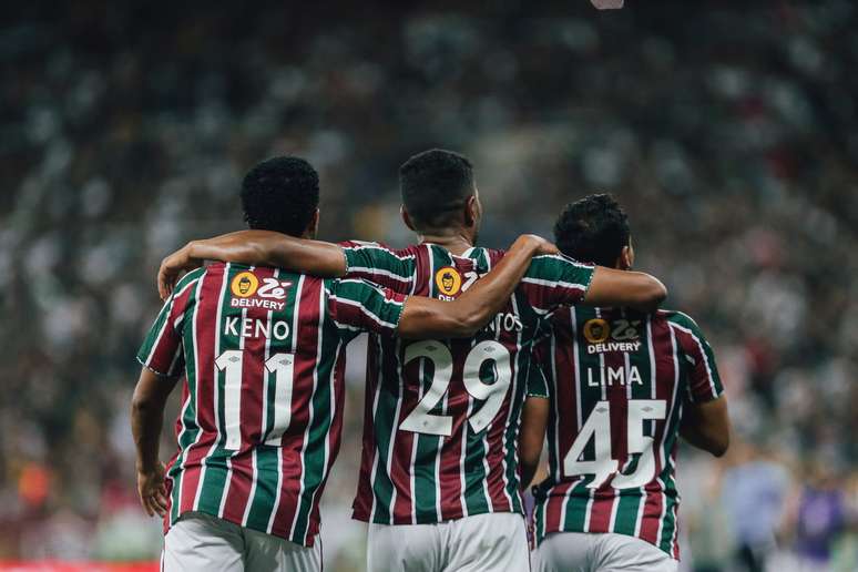 O trio de destaque da partida comemorando o gol da vitoria LUCAS MERÇON / FLUMINENSE F.C.