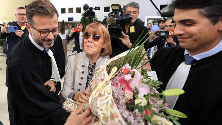 Gisèle Pelicot ao deixar o tribunal na terça-feira, 17 de setembro. Ela foi aplaudida e recebeu flores em apoio