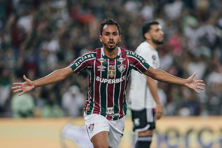 Lima corre para celebrar. Afinal, fez o gol que marcou e selou a  vitóiria por 1 a 0 do Fluminense sobre o Atlético –