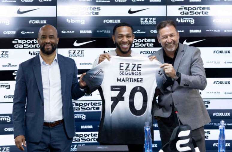 Martínez esbanjou simpatia durante a apresentação ao Corinthians – Fotos: Rodrigo Coca/Agência Corinthians