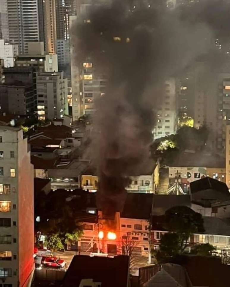 Incêndio destruiu imóvel na rua Tanabi, na zona oeste da capital.