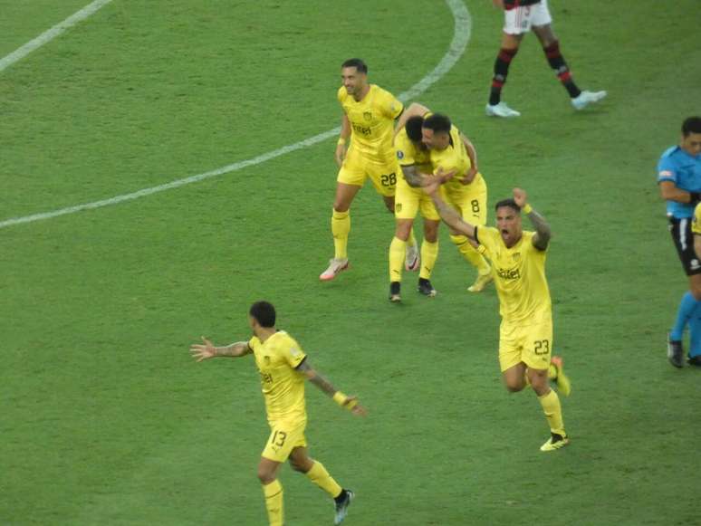 Cabrera marca el gol de la victoria de Peñarol ante Flamengo en el Maracaná -