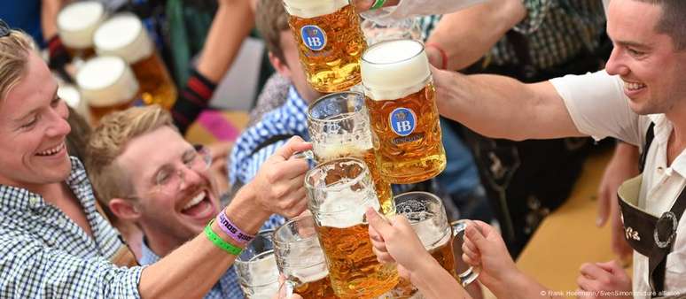 A cerveja servida na Oktoberfest de Munique vem de cervejarias locais e é servida em canecos de vidro retornáveis