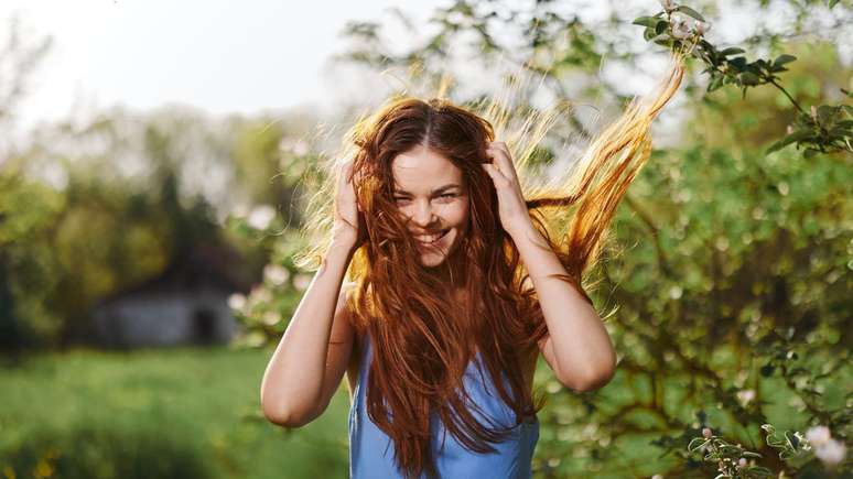 Entenda como os cuidados com o cabelo na primavera devem ser