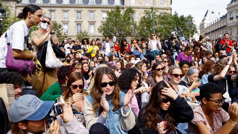 Nos últimos dias, ocorreram protestos massivos na França em apoio a Gisèle Pelicot e contra a violência sexual