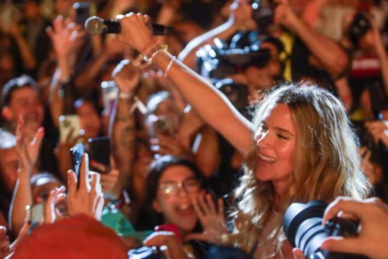 Joss Stone nos braços do povo em show no palco Mundo no Rock in Rio 2024