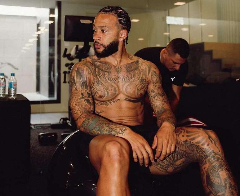 Depay tem mais de 50 tatuagens. 