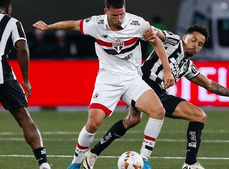 Calleri disputa bola na partida contra o Botafogo 