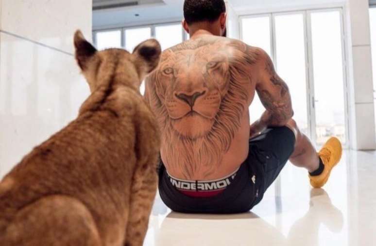 Depay tem mais de 50 tatuagens.