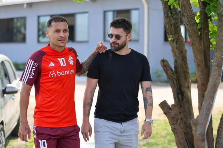 Alan Patrick conversa com Rafael Sobis, presença ilustre no treinamento do Inter –