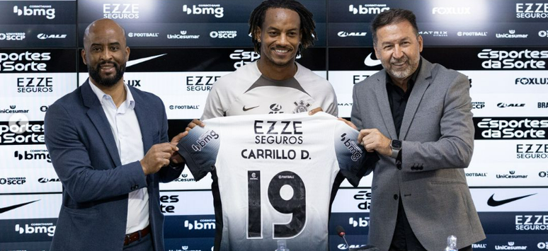 Novo reforço do Corinthians, André Carrillo, foi apresentado oficialmente na Neo Química Arena 