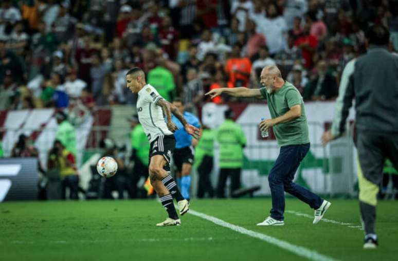 Mano Menezes elogia jogada de Lima e analisa vantagem do Fluminense