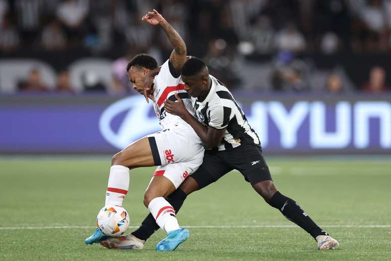 Disputa de bola na partida entre Botafogo e São Paulo. 