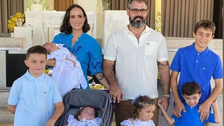 Juliano Cazarré com a mulher, Letícia, e os seis filhos do casal