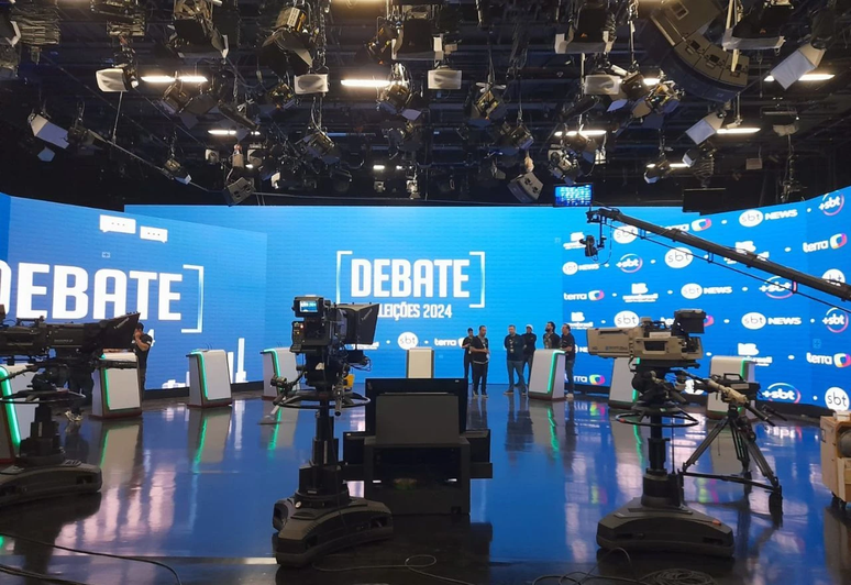 Cenário do debate Terra/SBT/Nova Brasil com candidatos à Prefeitura de São Paulo