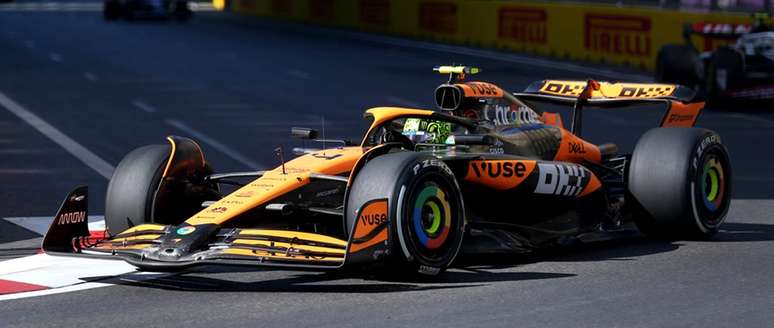 McLaren em Baku: torção de asas chamou a atenção de todos. Incluindo FIA