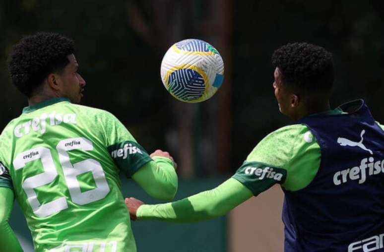 Rômulo e Murilo disputam bola no treino do Palmeiras –