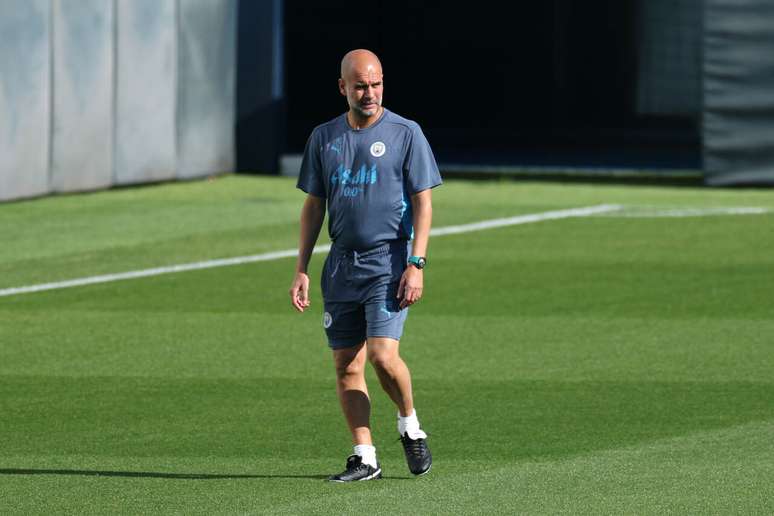 Pep Guardiola durante el entrenamiento del Manchester City -