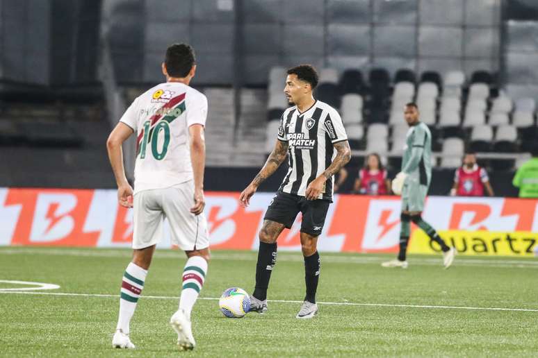 Botafogo e Fluminense jogando pelo Brasileirão. 