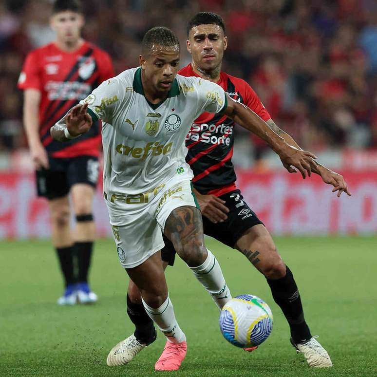 Meski tetap menjadi target penyelidikan, Caio Paulista tetap berlatih normal di Palmeiras.