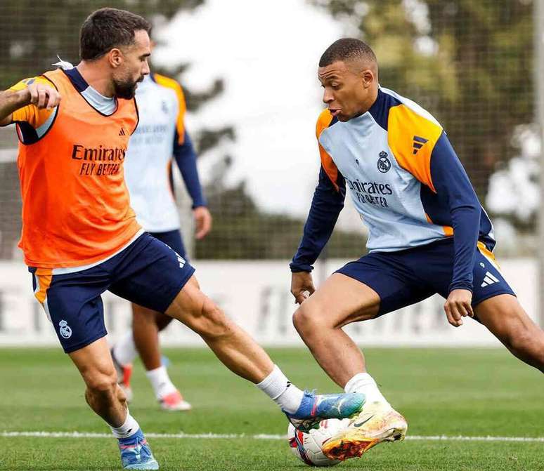 Mbappé  e Carbajal disputam a bola dureante o treino do Real Madrid, nesta sexta-feira.