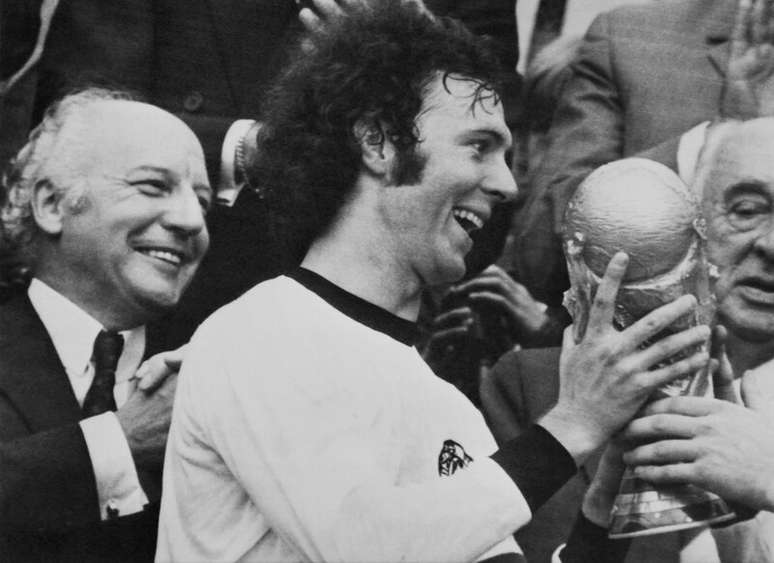 A lenda se junta a Zagallo e Deschamps como os únicos nomes na história do futebol que venceram a Copa do Mundo como jogador e treinador -