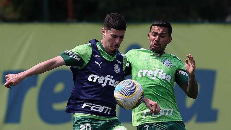 Rômulo e Murilo disputam bola no treino do Palmeiras –