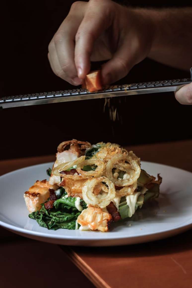 A deliciosa salada na brasa do Koral, um dos destaques do menu