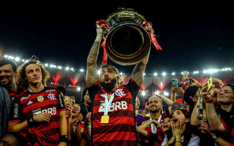 Gabigol com a taça da Copa do Brasil 