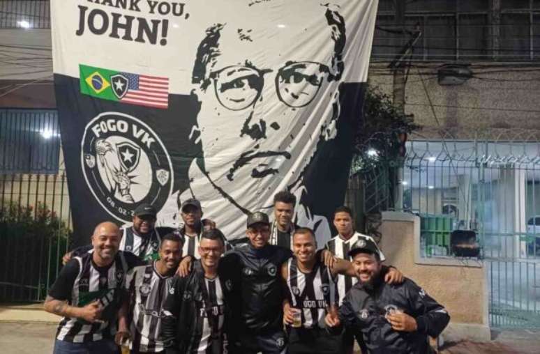 Torcida do Botafogo hasteia bandeira em homenagem a Textor