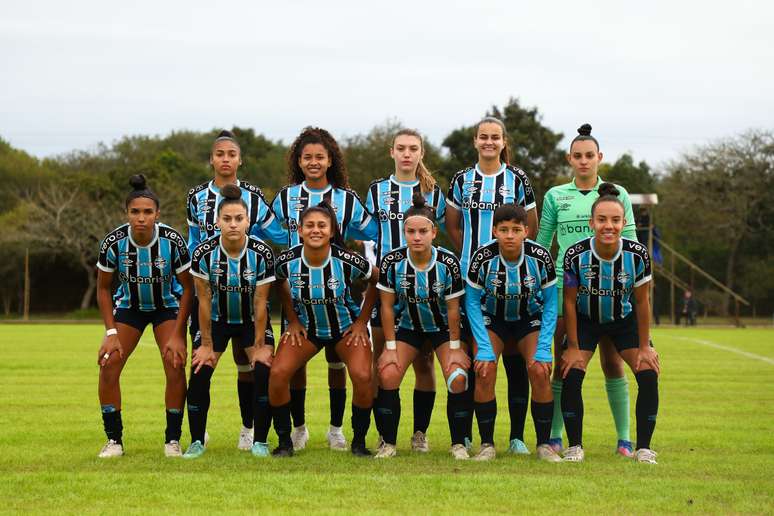 As meninas gremistas enfrentam as adversárias pela Copa Feminina