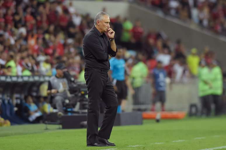 Tite na beira do campo comandando o Flamengo 