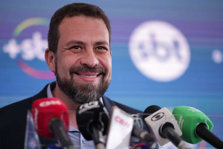 Guilherme Boulos (PSOL) chega ao SBT, em Osasco (SP), para participar de debate entre candidatos à Prefeitura de São Paulo  