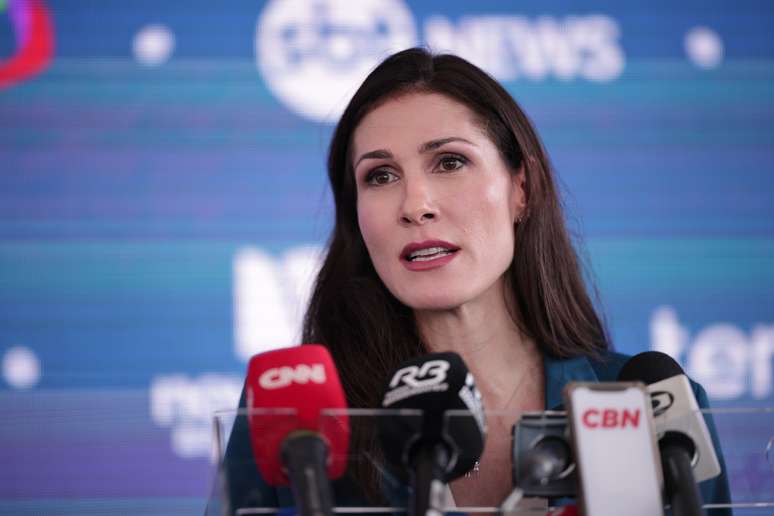 Marina Helena (Novo) antes de participar de debate entre candidatos à Prefeitura de São Paulo no SBT