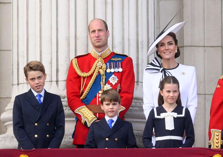 William e Kate com os filhos, George, Louis e Charlotte durante o Tropping The Colour, no Palácio de Buckingham.