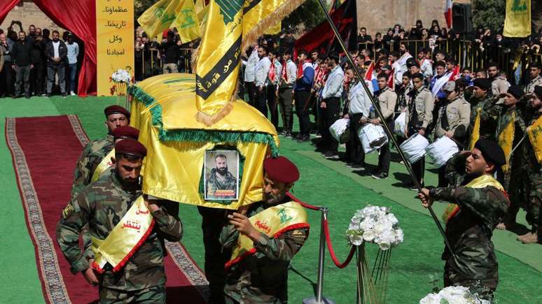 O funeral de um combatente do Hezbollah morto na explosão de um dispositivo de comunicação