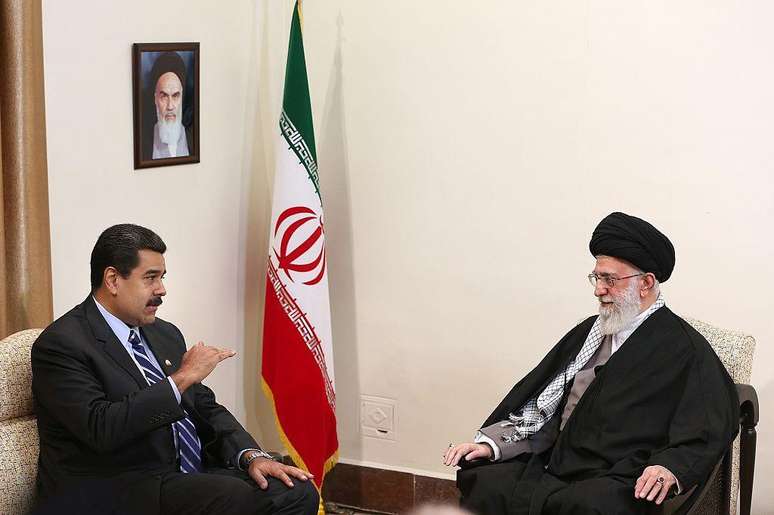 Nicolás Maduro e o líder da revolução iraniana, o aiatolá Ali Khamenei.