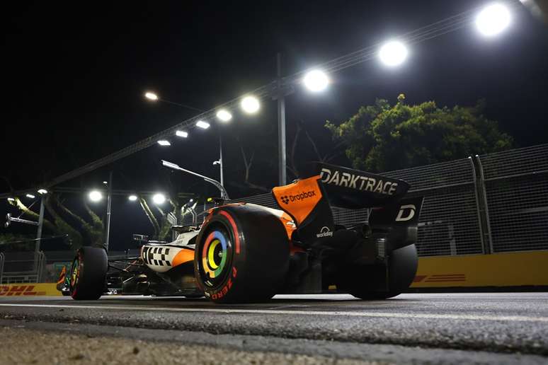 Lando Norris e a McLaren MCL38 em Marina Bay. Dona FIA pediu que a asa traseira fosse revista