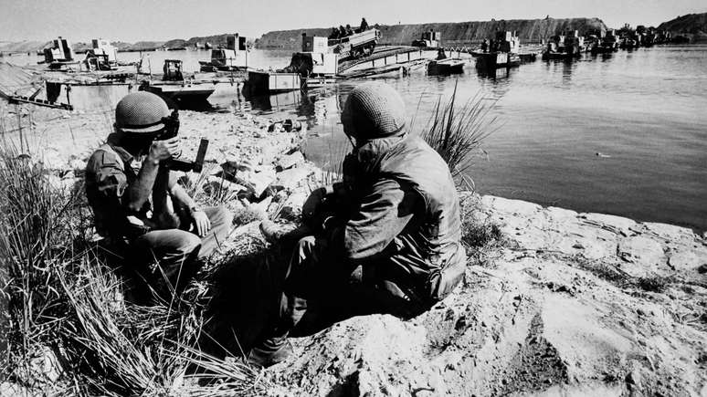 Tropas de Israel cruzando o Canal de Suez, em outubro de 1973, durante o conflito árabe-israelense de 1973