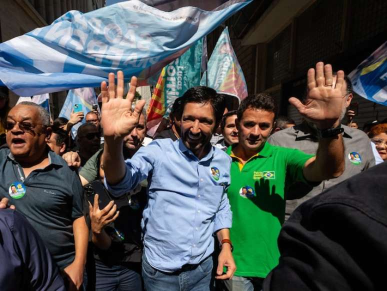 O prefeito de São Paulo e candidato à reeleição pelo MDB, Ricardo Nunes, em caminhada pelo centro de São Paulo ao lado do seu candidato a vice, Coronel Mello Araújo (de camisa verde)