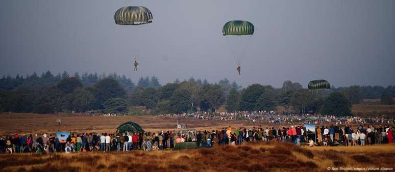 Paraquedistas na Holanda que saltaram como parte dos eventos do 80° aniversário da Operação Market Garden