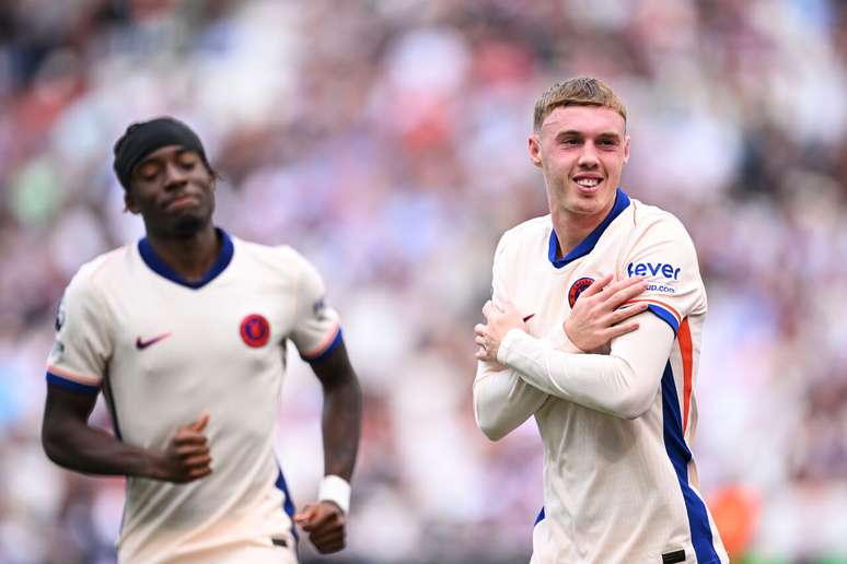 Palmer (à direita) celebra o seu gol, o terceiro do Chelsea sobre o West Ham, pela Premier League. Madueke chega para celebrar o companheiro.