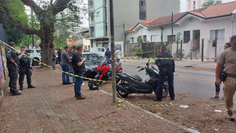 Perícia foi até o local da tentativa de assalto na Rua Caio Graco, na Vila Romana