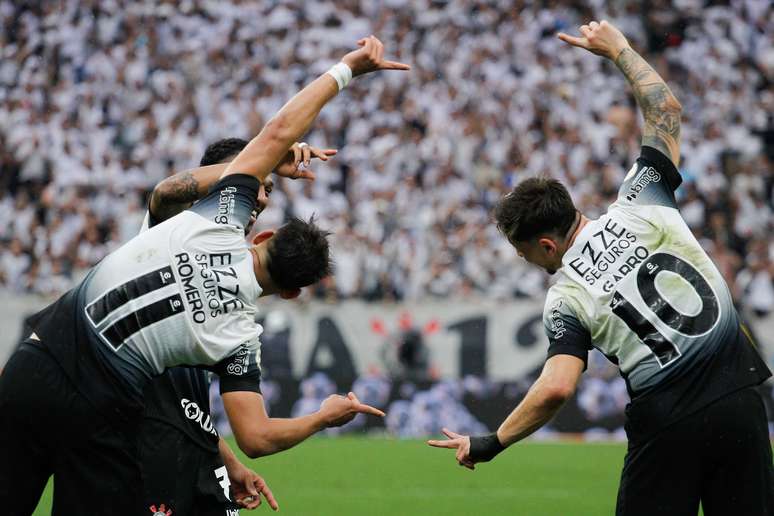 Corinthians vence Atlético-GO na estreia de Memphis Depay e se fortalece no Brasileirão