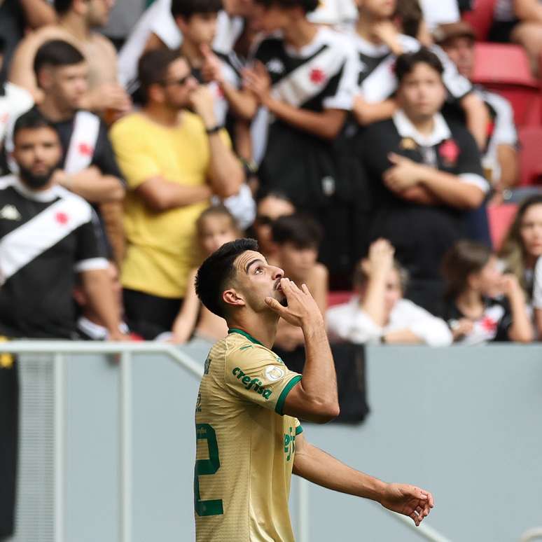 Palmeiras vence o Vasco em Brasília e assume a vice-liderança do Brasileirão. 