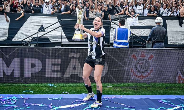 Gabi Zanotti faz a festa com a taça do Campeonato Brasileiro de futebol feminino depois de comemorar com a torcida (Staff Images / CBF)